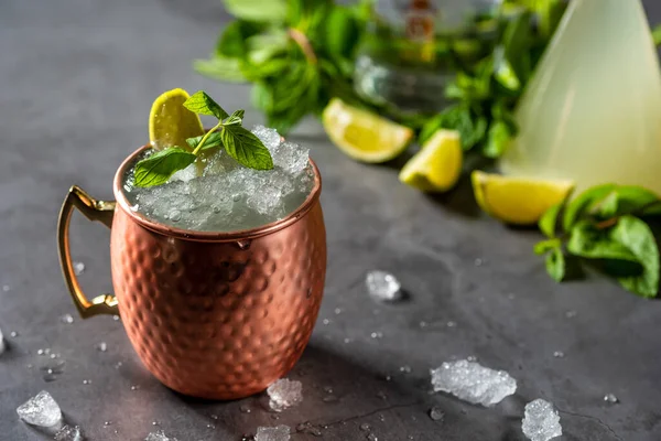 Moskouse Muilezelcocktail Koperen Beker Met Limoen Gemberbier Wodka Muntgarnering — Stockfoto