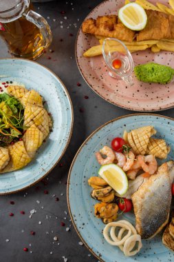 Balık, kalamar, ahtapot, midye ve karides ile karışık deniz ürünleri tabağı..