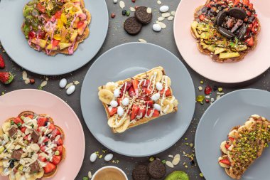 Kare, kalp ve kabarcık şeklinde üç farklı waffle..