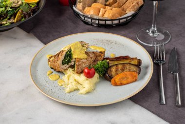 Peynirle doldurulmuş fırında tavuk göğsü ve patates püresi ile ıspanak..