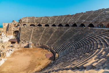 Türkiye 'nin Antalya kentinde antik harabeler ve amfitiyatro.