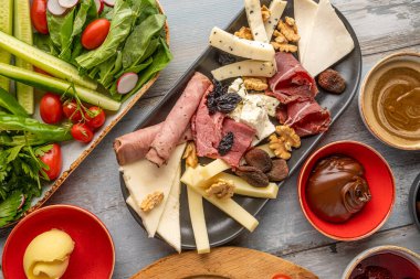 Tahta masada lezzetli yiyeceklerle dolu Türk kahvaltı tabağı