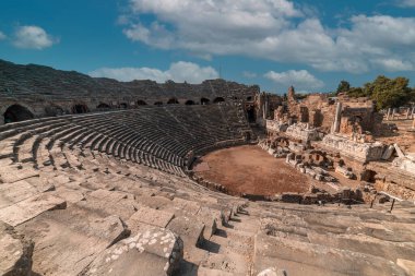 Türkiye 'nin Antalya kentinde antik harabeler ve amfitiyatro.