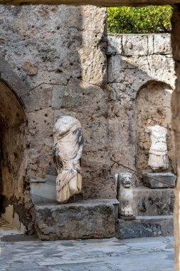 Antalya, Türkiye - 18 Temmuz 2021: Türkiye 'nin Antalya kenti Arkeoloji Müzesi' nde heykeller ve antik kalıntılar.