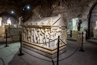 Antalya, Türkiye - 18 Temmuz 2021: Türkiye 'nin Antalya kenti Arkeoloji Müzesi' nde heykeller ve antik kalıntılar.