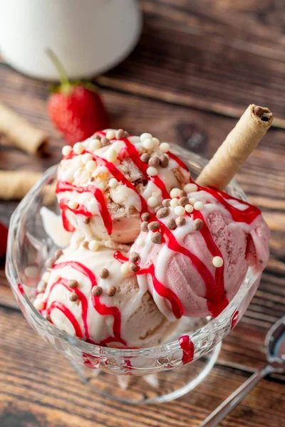 Strawberry Banana Cream Roma Ice Cream Glass Bowl Red Sauce — Stock Photo, Image