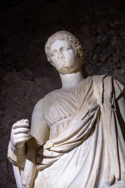 Antalya, Türkiye - 18 Temmuz 2021: Türkiye 'nin Antalya kenti Arkeoloji Müzesi' nde heykeller ve antik kalıntılar.