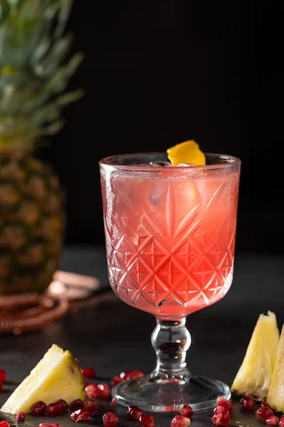 Uppfriskande Och Lätt Granatäpple Och Ananas Sommarcocktail Med Isbitar — Stockfoto