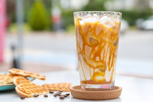 Kopi Latte Karamel Dalam Gelas Tinggi Dengan Sirup Karamel — Stok Foto