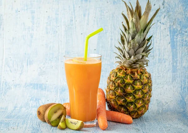 Refreshing Energizing Orange Juice Kiwi Pineapple Carrots — Stock Photo, Image