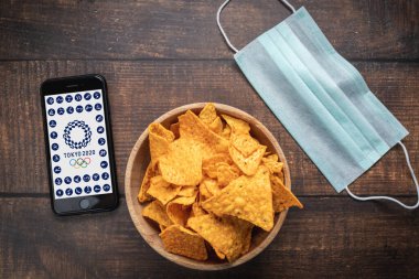 Antalya, Turkey - 18 Nisan 2020. Ev Konseri logosunda Global Vatandaş Bir Dünya Birlikte 'yi gösteren cep telefonu.