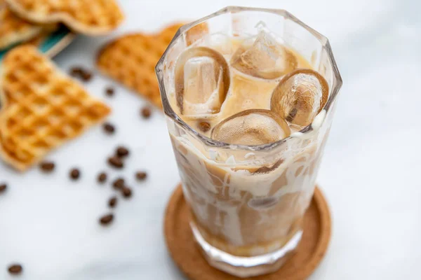 Kopi Latte Karamel Dalam Gelas Tinggi Dengan Sirup Karamel — Stok Foto