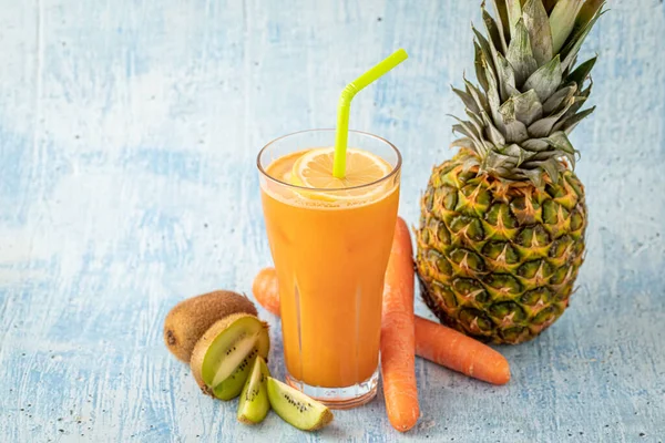 Refreshing Energizing Orange Juice Kiwi Pineapple Carrots — Stock Photo, Image