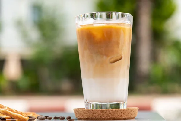 Secangkir Kopi Latte Iced Dengan Batu Ditempatkan Atas Meja Marmer — Stok Foto