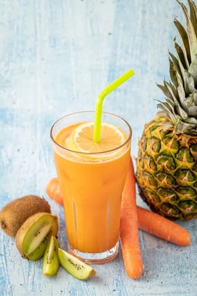 Refreshing Energizing Orange Juice Kiwi Pineapple Carrots — Stock Photo, Image