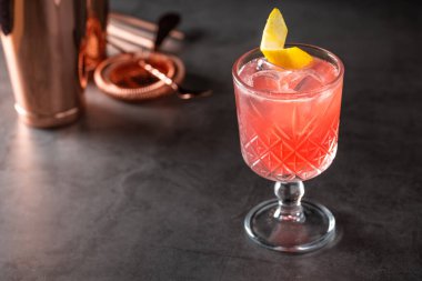 ferahlatıcı ve hafif nar ve buz küplü ananas yaz kokteyli.