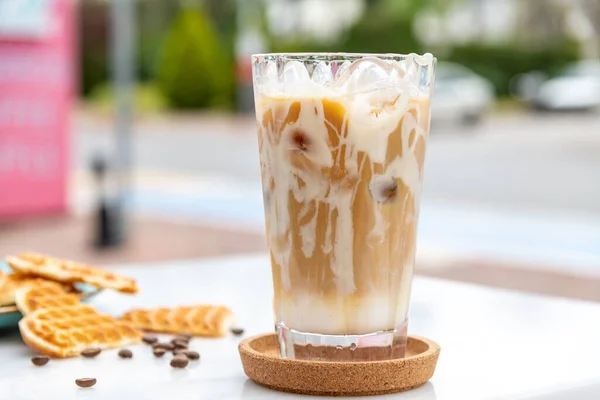 Kopi Latte Karamel Dalam Gelas Tinggi Dengan Sirup Karamel — Stok Foto