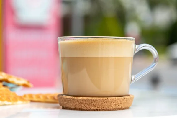 Cafe Latte Dan Wafel Hati Atas Meja Marmer Taman Kafe — Stok Foto