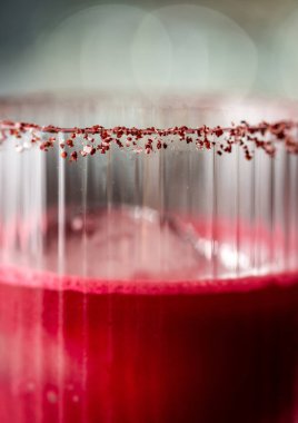 Alkolik pancar kokteyli, ahşap masada zarif bardakta..