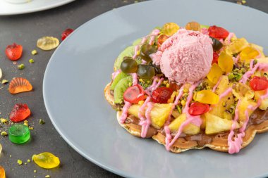 Kalp waffle 'ı kivi, ananas ve jelibon ve dondurma..