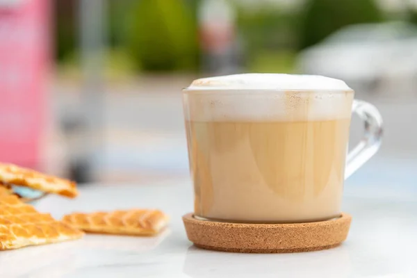 Cafe Latte Dan Wafel Hati Atas Meja Marmer Taman Kafe — Stok Foto