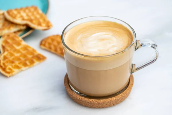 Cafe Latte Dan Wafel Hati Atas Meja Marmer Taman Kafe — Stok Foto