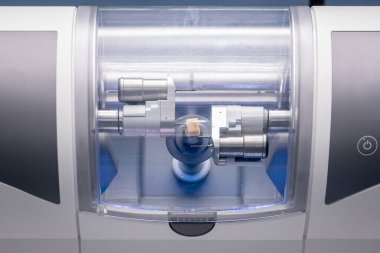 CAD CAM dişli bilgisayar destekli makine. Protez ve taçlar için dijital modern diş laboratuvarı