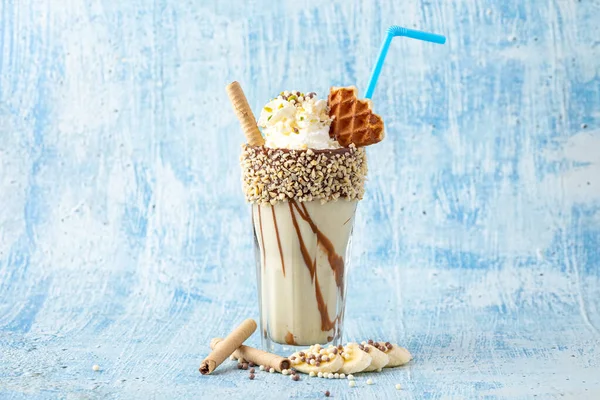 Coklat Milkshake Dengan Pisang Pada Latar Belakang Biru — Stok Foto