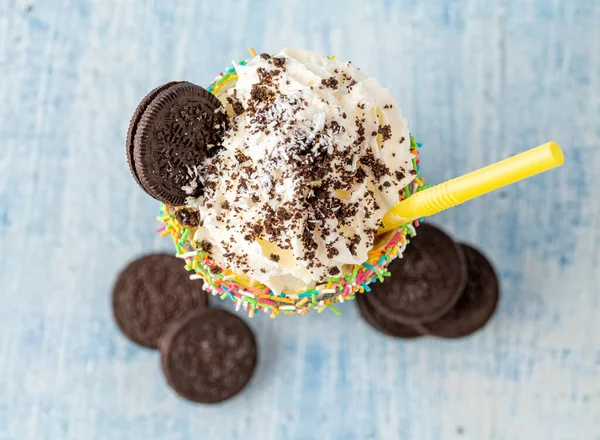 Krim Dan Coklat Milkshake Pada Latar Belakang Biru — Stok Foto