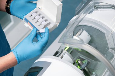 CAD CAM dişli bilgisayar destekli makine. Protez ve taçlar için dijital modern diş laboratuvarı