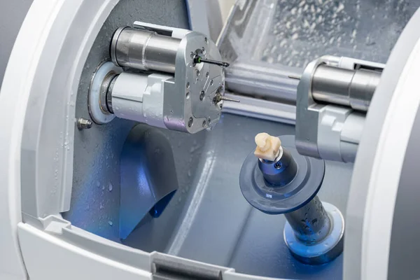 CAD CAM dişli bilgisayar destekli makine. Protez ve taçlar için dijital modern diş laboratuvarı