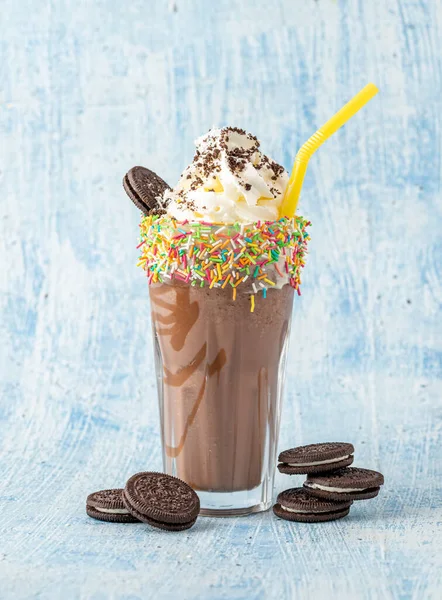 Krim Dan Coklat Milkshake Pada Latar Belakang Biru — Stok Foto