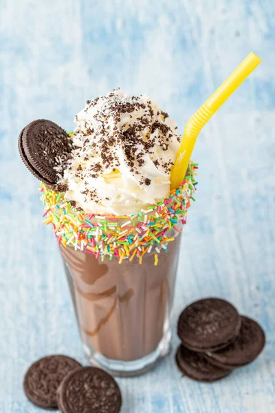 Krim Dan Coklat Milkshake Pada Latar Belakang Biru — Stok Foto
