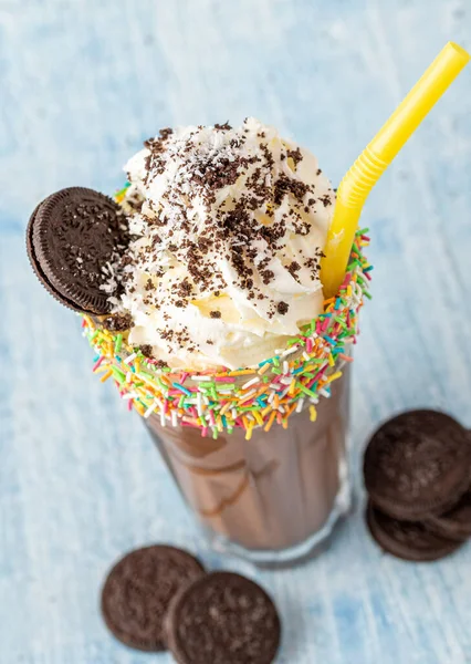 Krim Dan Coklat Milkshake Pada Latar Belakang Biru — Stok Foto