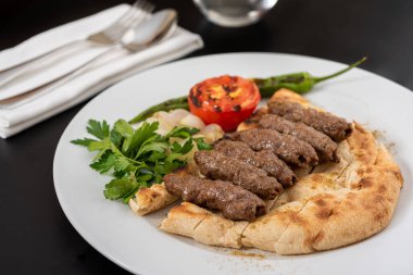 Geleneksel Türk şiş köftesi. Baharatlı köfte kebap ya da kebap..