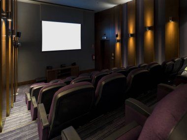 Kırmızı koltuklu mini sinema ve insansız multipleks..