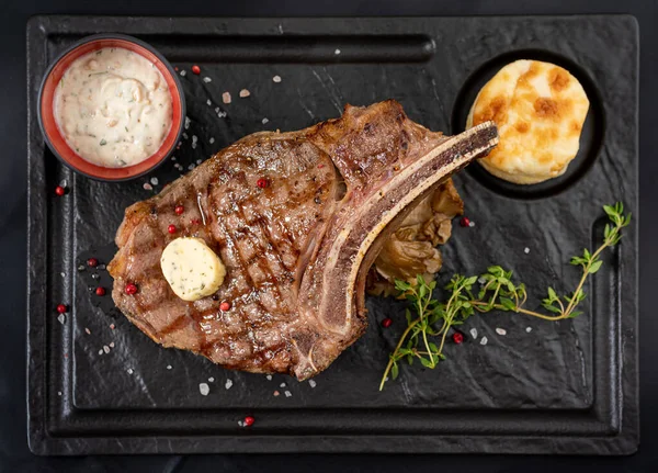 Gegrilde Kalfsvleessnijder Zwarte Stenen Plaat Met Saus Garnering — Stockfoto