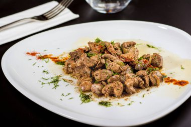 Beyaz porselen tabakta haşlanmış et küpleri.