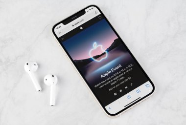 Antalya, Türkiye - 9 Eylül 2021: iphone 12: Apple etkinlik logosu 2021 ekranda.