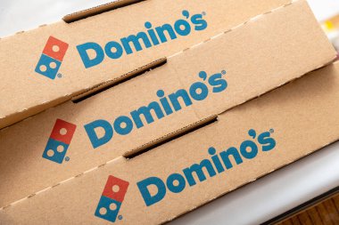 Antalya, Türkiye - 10 Eylül 2021: Geri dönüşümlü pizza kutusu üzerindeki Domino 's Pizza logosu detayı.