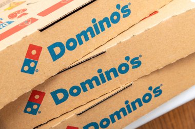 Antalya, Türkiye - 10 Eylül 2021: Geri dönüşümlü pizza kutusu üzerindeki Domino 's Pizza logosu detayı.