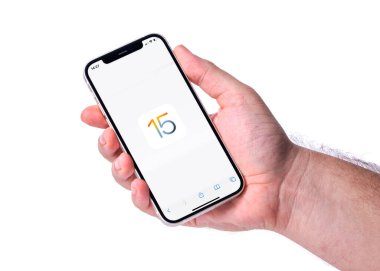 Antalya, TURKEY - 20 Eylül 2021 iPhone, Apple 'ın akıllı telefonlarının piyasaya sürüleceği bir sonraki işletim sistemi iOS 15 logosu. 