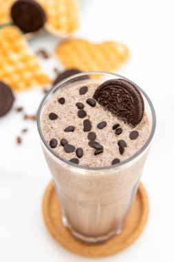 Kremalı Çikolatalı Bisküvi ve Çikolatalı Lezzetli Milkshake