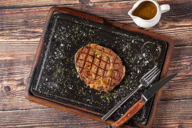 Yumuşak sığır filetosu ızgarada pişirilip taşrada servis ediliyor.