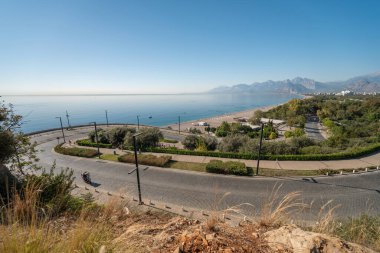 Antalya Konyaalti sahili ve sahile doğru giden varyant.