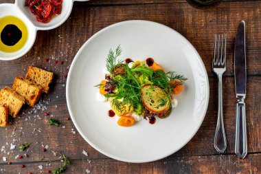 Izgara kabaklı ve taze otlu aile yadigarı domates salatası