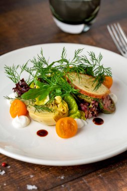 Izgara kabaklı ve taze otlu aile yadigarı domates salatası