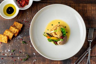 Mevsimlik sebze ve sosla servis edilen kıtır kıtır pasta yuvası.