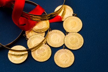 Geleneksel Türk yarım altın sikkeleri ve bilezikleri zenginlik ve refahı simgeliyor