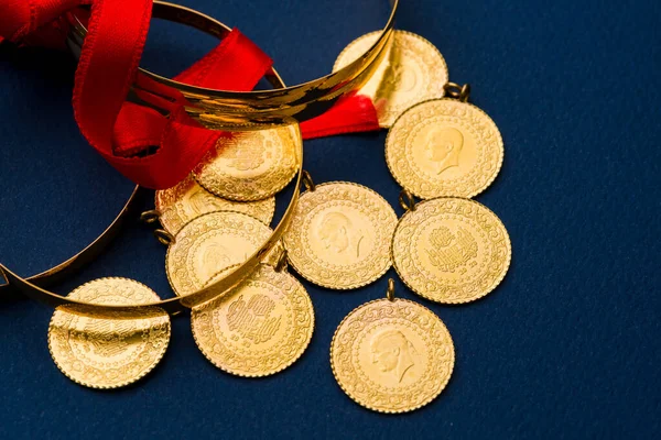 Geleneksel Türk yarım altın sikkeleri ve bilezikleri zenginlik ve refahı simgeliyor